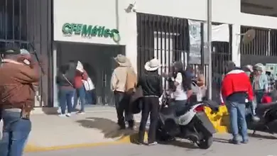 Ciudadanos protestan ante CFE en Ixmiquilpan