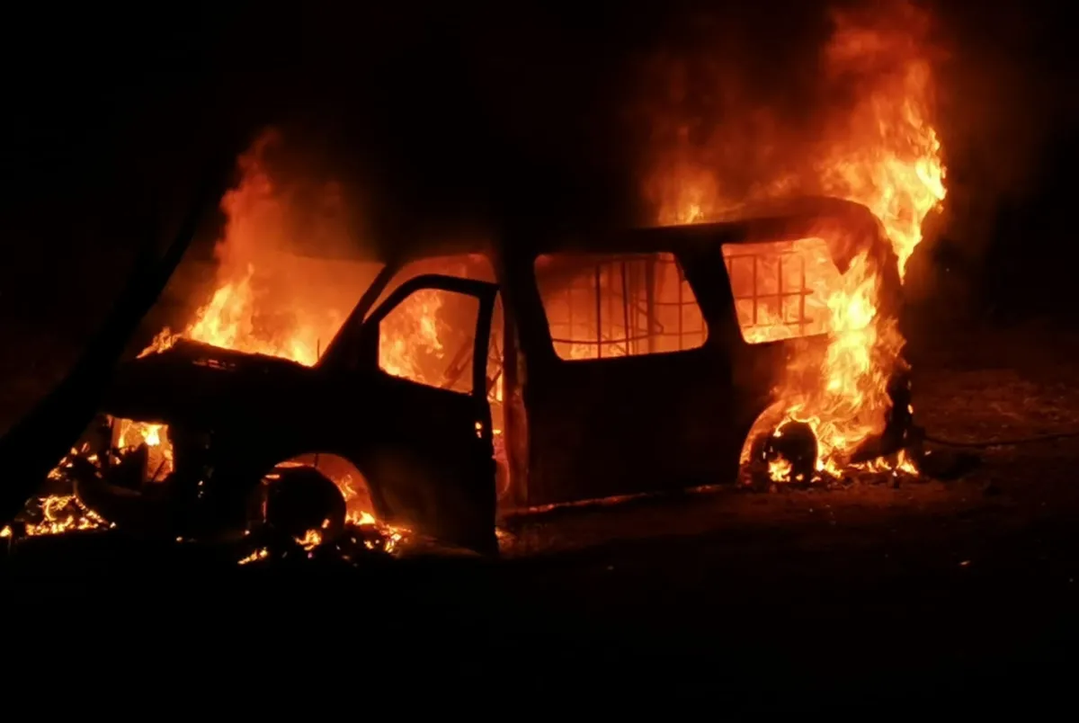 Madrugada de fuego en Ulapa: fuga en ducto de Pemex y vehículos incendiados movilizan a autoridades.