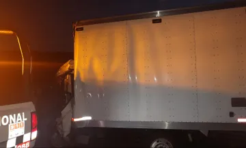Fallece conductor de camioneta de carga tras choque contra tractocamión