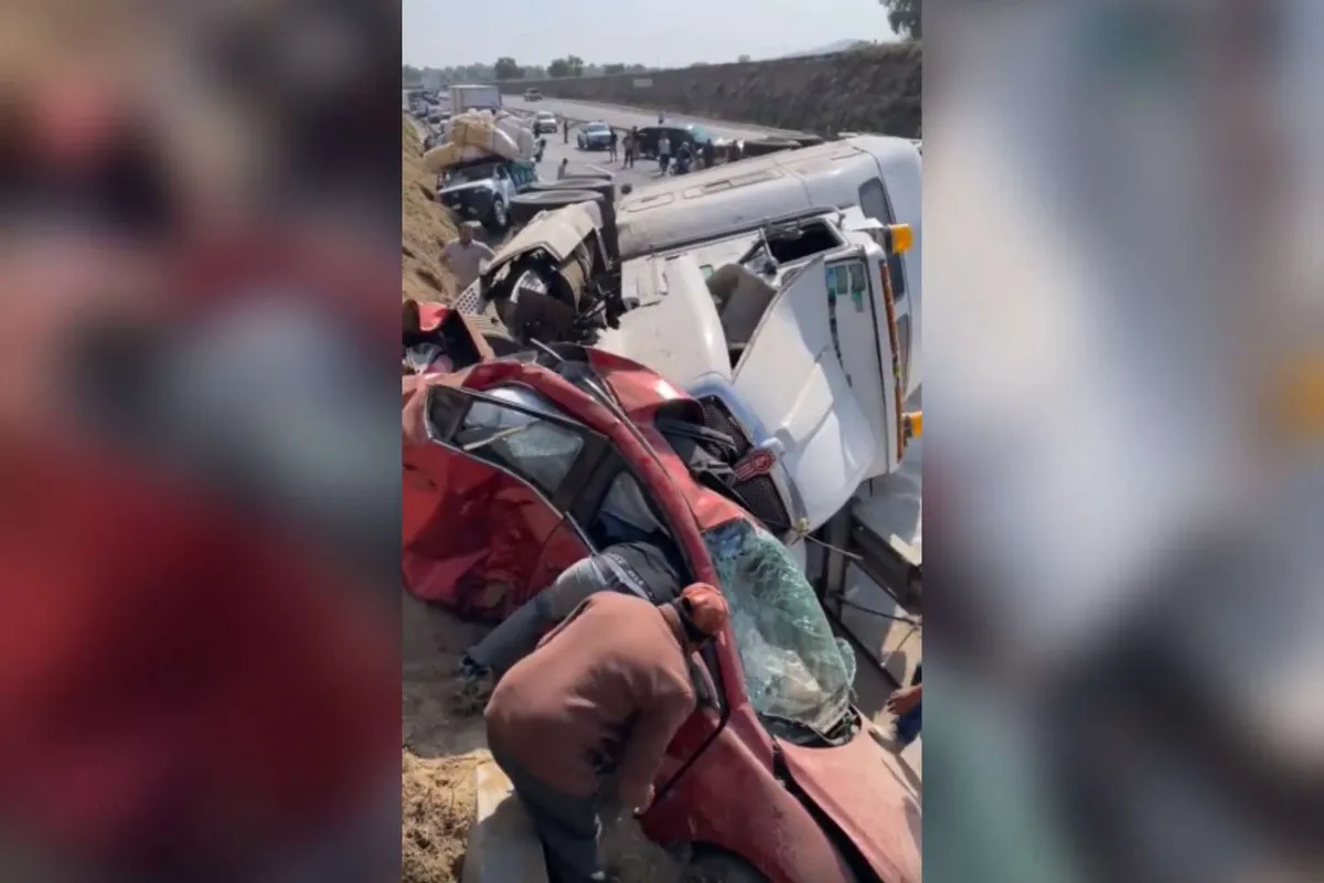 Fuerte accidente en la Carretera México-Tuxpan: tráiler vuelca cerca de la Autopista Arco Norte
