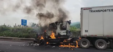 Tractocamión incendiado en el Arco Norte cerca de Tula.