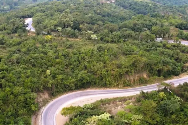 Avanza la carretera Huejutla-Tamazunchale: 30 km intervenidos este año con 10 puentes y modernización completa.