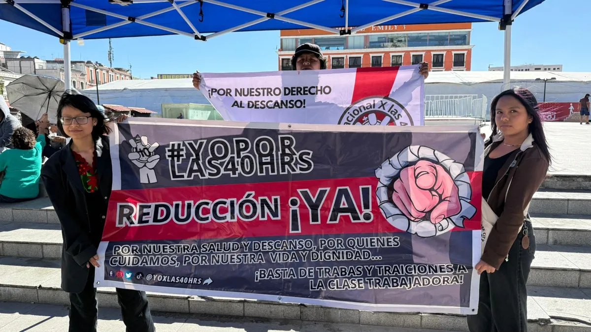 Integrantes del Frente por las 40 Horas protestan en Pachuca.