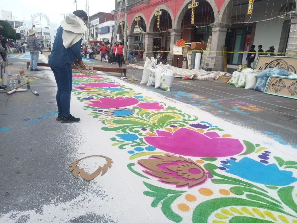 Ixmiquilpan: tapetes de colores y arcos florales en honor al Señor de Jalpan