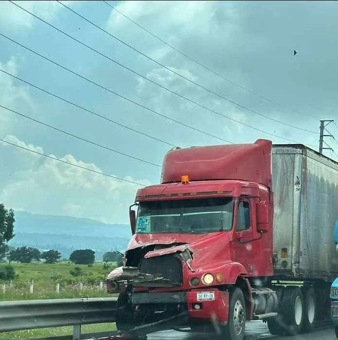 Fuerte choque entre tráiler y camioneta sobre la México-Tuxpan