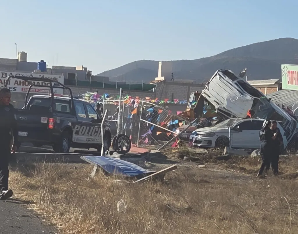 Camioneta termina sobre autos en la Pachuca-Sahagún
