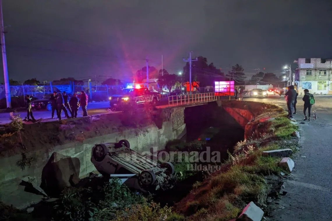 Accidente en Pachuca: auto cae a canal de aguas negras del Gota de Plata