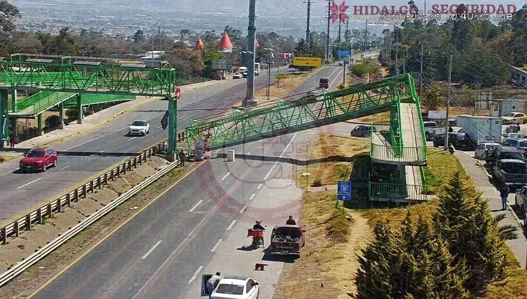 Grúa derriba parte de puente peatonal frente al Hospital General de Tulancingo