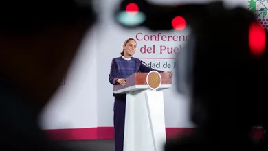 Claudia Sheinbaum aseguró que se atenderán las demandas de los trabajadores del IMSS, quienes exigen un aumento salarial del 10% y soluciones al desabasto de medicamentos.