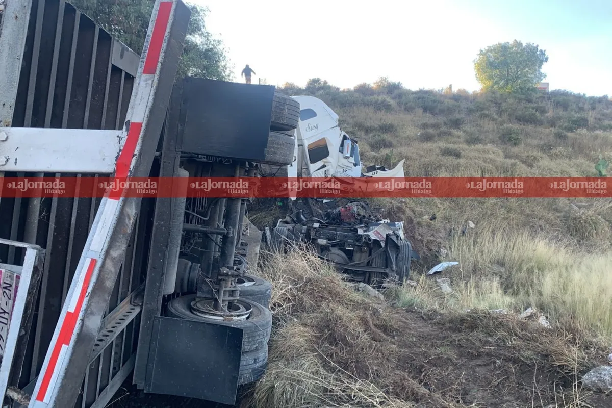 Volcadura de tráiler en el Arco Norte