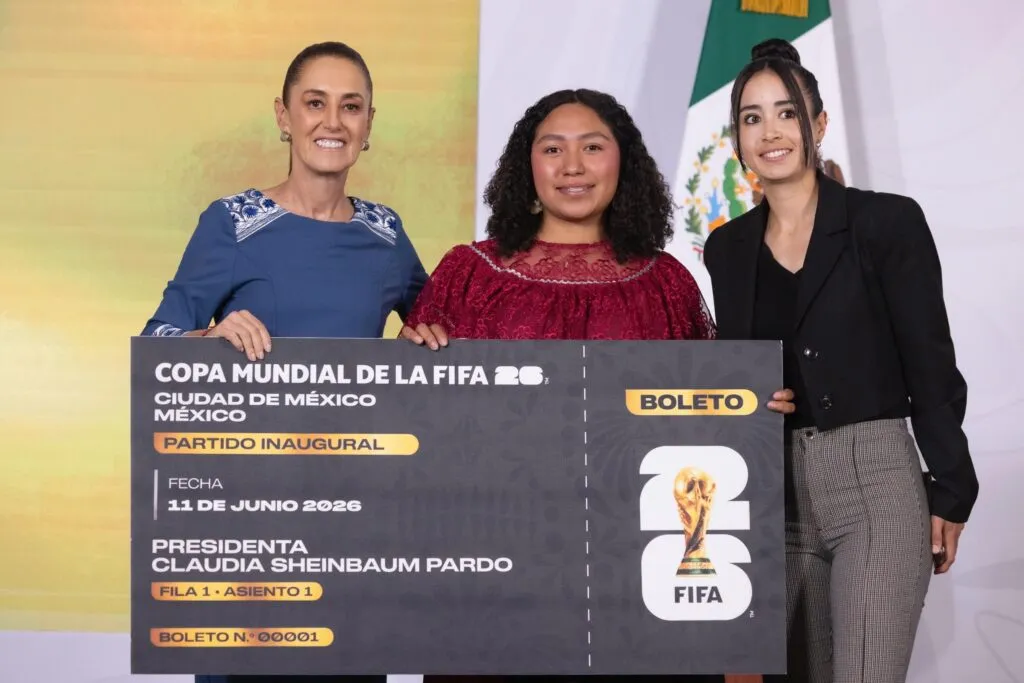 FOTO | Sheinbaum entrega boleto para inauguración del Mundial a joven veracruzana Yolett Cervantes