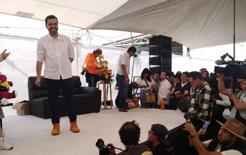 Entre empujones, Jorge Máynez elude y acusa a la prensa en Tulancingo