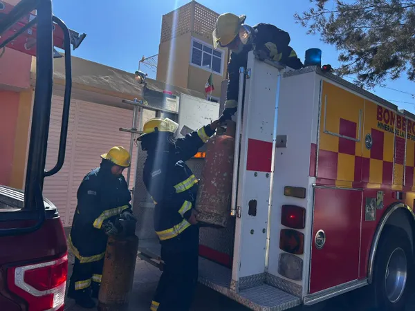 Una fuga de gas LP provocó un incendio en Mineral de la Reforma. Autoridades reportan saldo sin víctimas.
