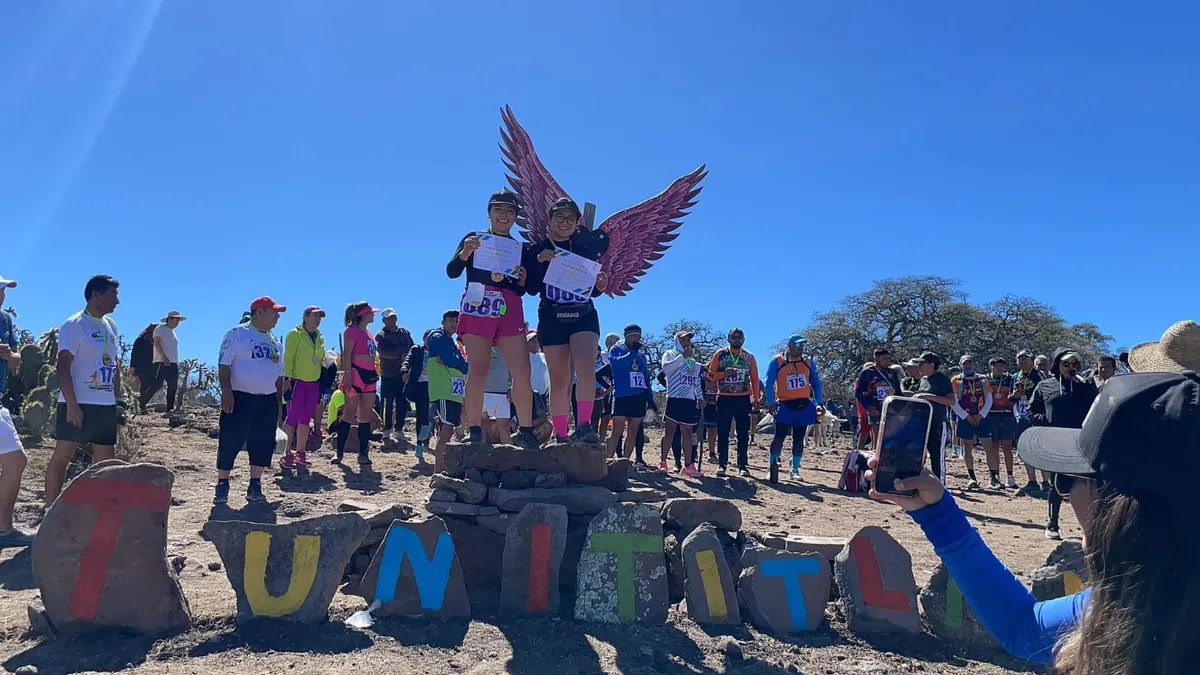 Tunititlán celebra su tradición de subir al Cerro del Elefante con una carrera y una misa