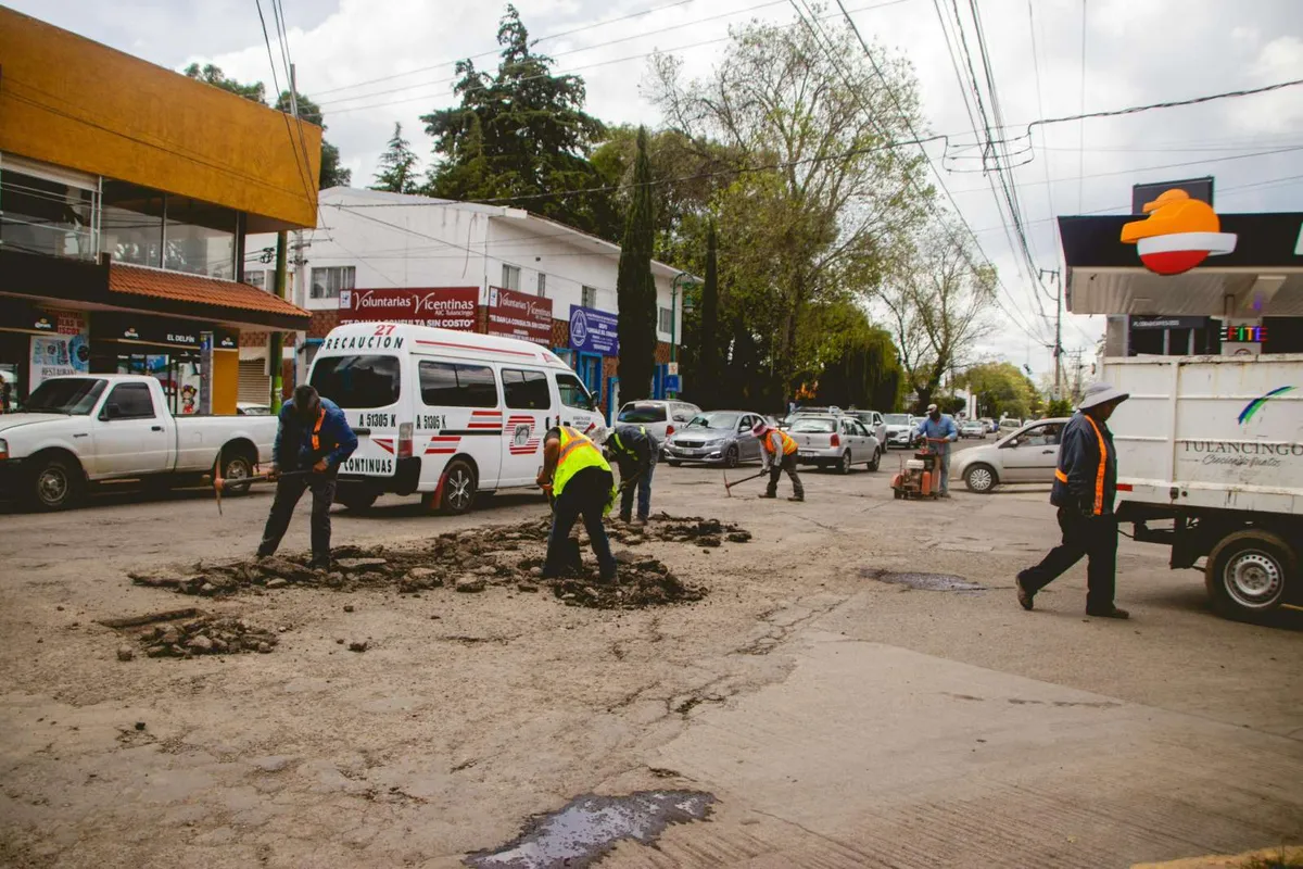 Realizan bacheo paliativo en Tulancingo, incluye un tramo estatal