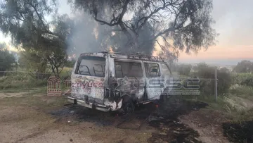 Camioneta incendiada en la colonia Olmos de Tizayuca.