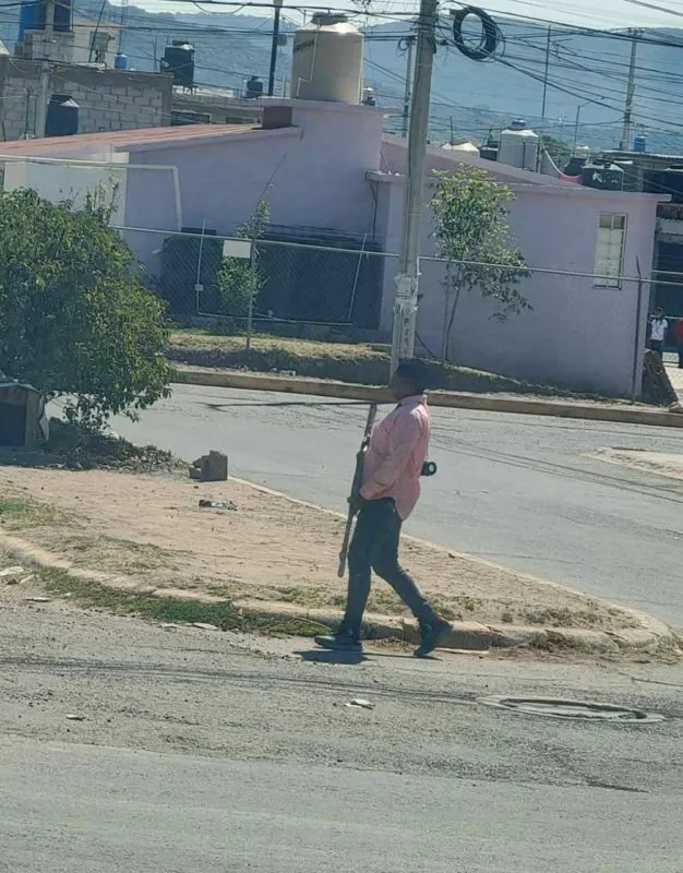 Mineral de la Reforma: hombre con presunta arma de fuego en calles genera pánico