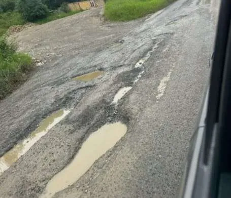 ¡Alerta en la carretera Pachuca-Huejutla! Urge reparación por baches y deslaves