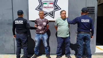 Policías aseguran a dos