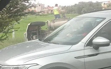 Trailer vuelca en Tizayuca