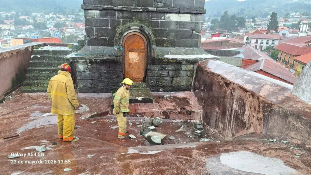 Rayo derriba cruz de iglesia histórica en Real del Monte durante tormenta