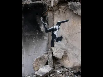 Muestran nuevo graffiti pintado en un edificio bombardeado en Ucrania