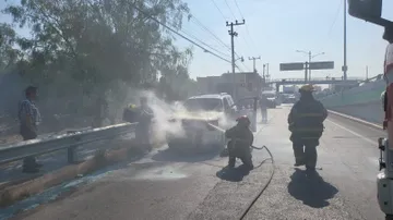Incendio de camioneta sobre carretera Tula–Refinería moviliza a cuerpos de emergencia