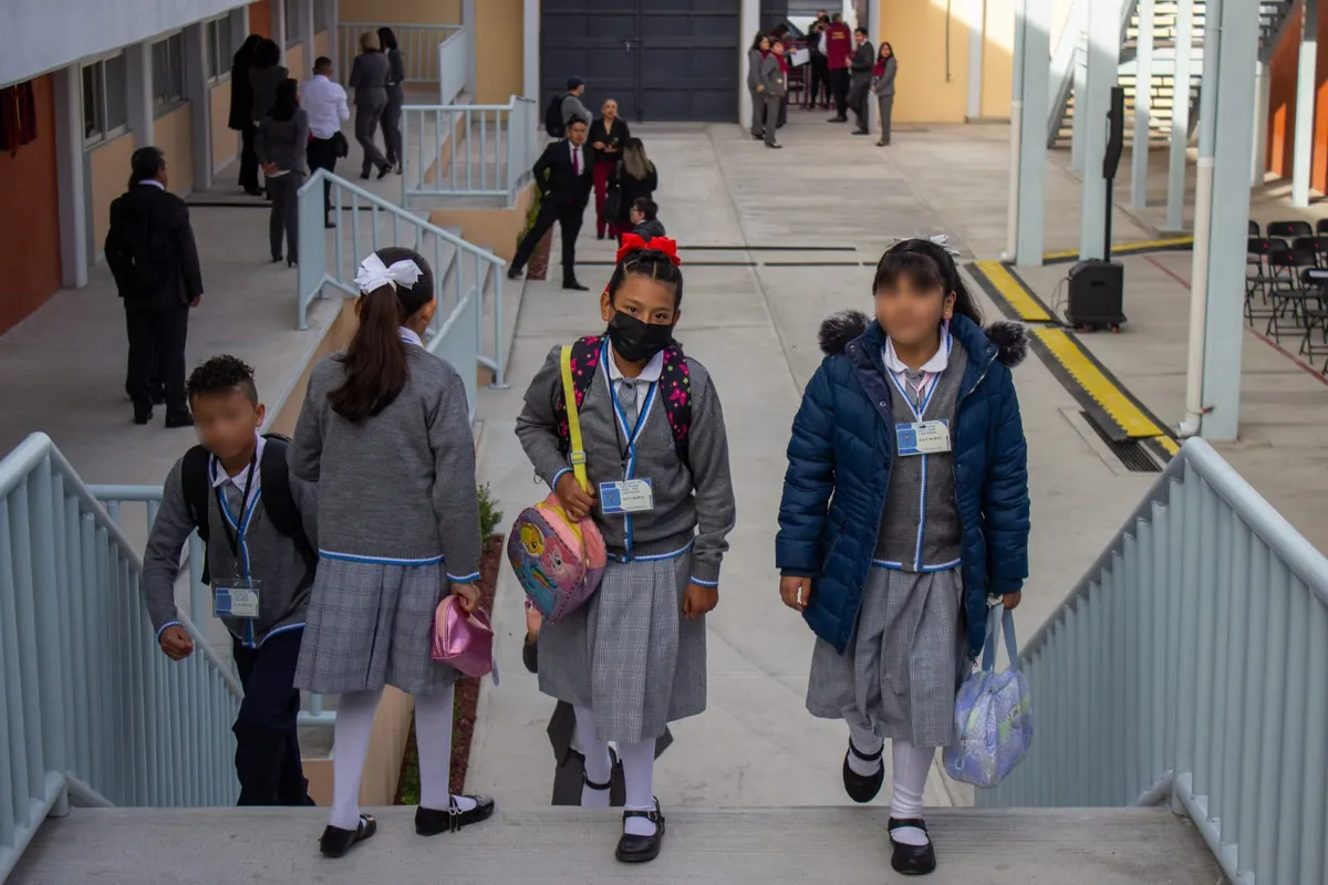 Estudiantes de educación básica regresan a clases en Hidalgo.
