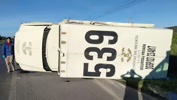 Vuelca camioneta de valores en la México-Pachuca; hay tres heridos