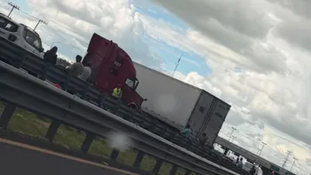 Tráiler impactado contra un muro de contención en la autopista México-Pachuca.