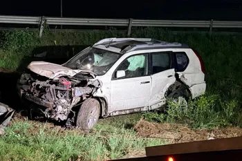 ¿Trampa en la autopista? Pavimento suelto y nula iluminación provocan impactante accidente esta madrugada.
