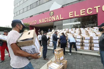 Recibió el INE 11 millones de firmas para la revocación de mandato