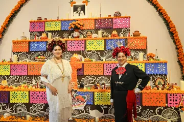Altar de Xantolo de la Huasteca hidalguense instalado en la Embajada de México en Berlín, Alemania.