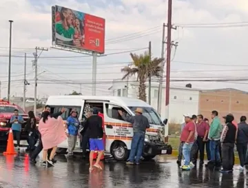 Combi choca con camioneta en la Pachuca-Actopan