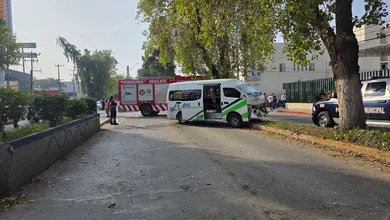 Autoridades atienden un accidente entre una combi y una camioneta de valores en Tula de Allende.