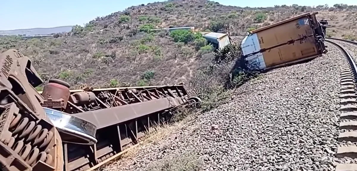 VIDEO. Descarrila tren de carga en Hidalgo; autoridades impiden rapiña