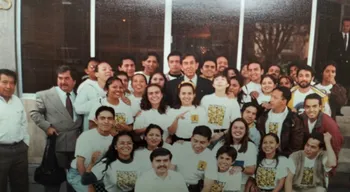 Imagen histórica de Cuauhtémoc Cárdenas junto al Comité de Jóvenes en 1997, compartida por Ariadna Montiel.