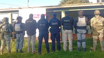 Autoridades realizan cateo en un inmueble de Singuilucan durante operativo de seguridad.
