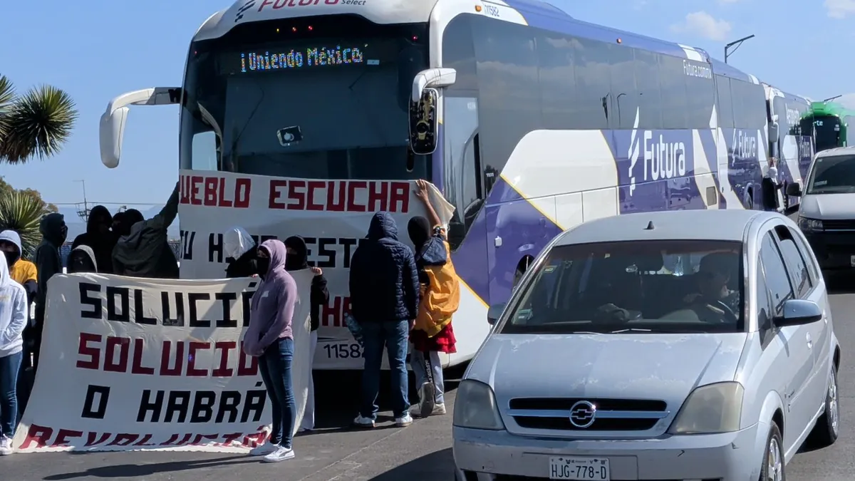 Normalistas de El Mexe retienen autobuses en protesta en Pachuca