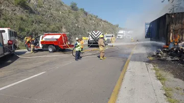 VIDEO | Se incendia tráiler tras accidente en la México-Querétaro