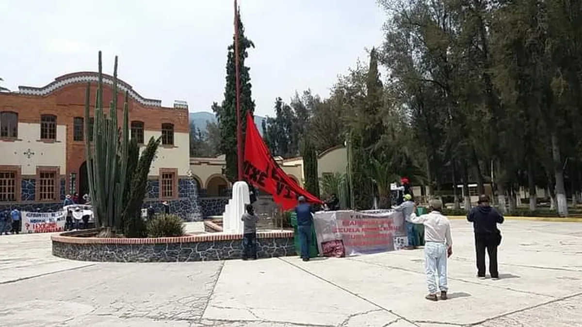 Colocan bandera de El Mexe en el casco de la Universidad Politécnica
