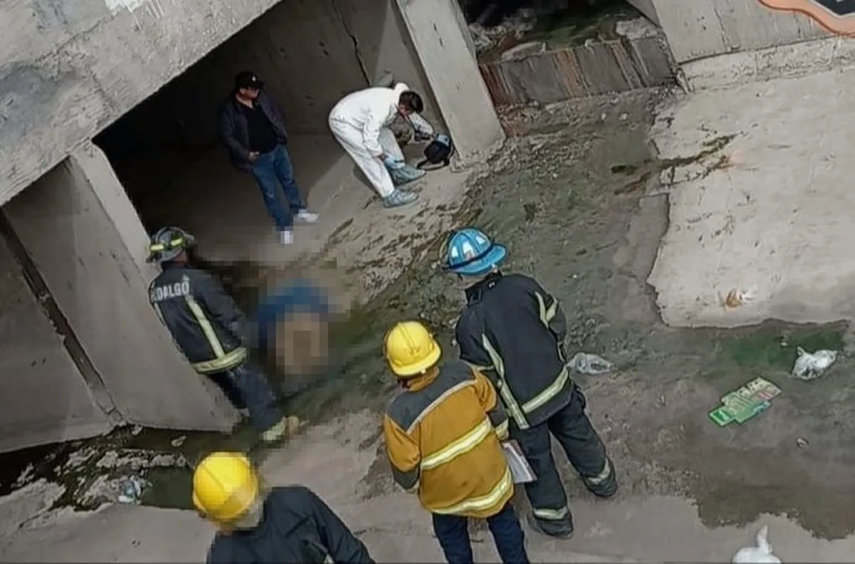 Muere hombre al caer a canal de aguas negras en Pachuca