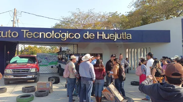 Estudiantes bloquean acceso al ITH en Huejutla.