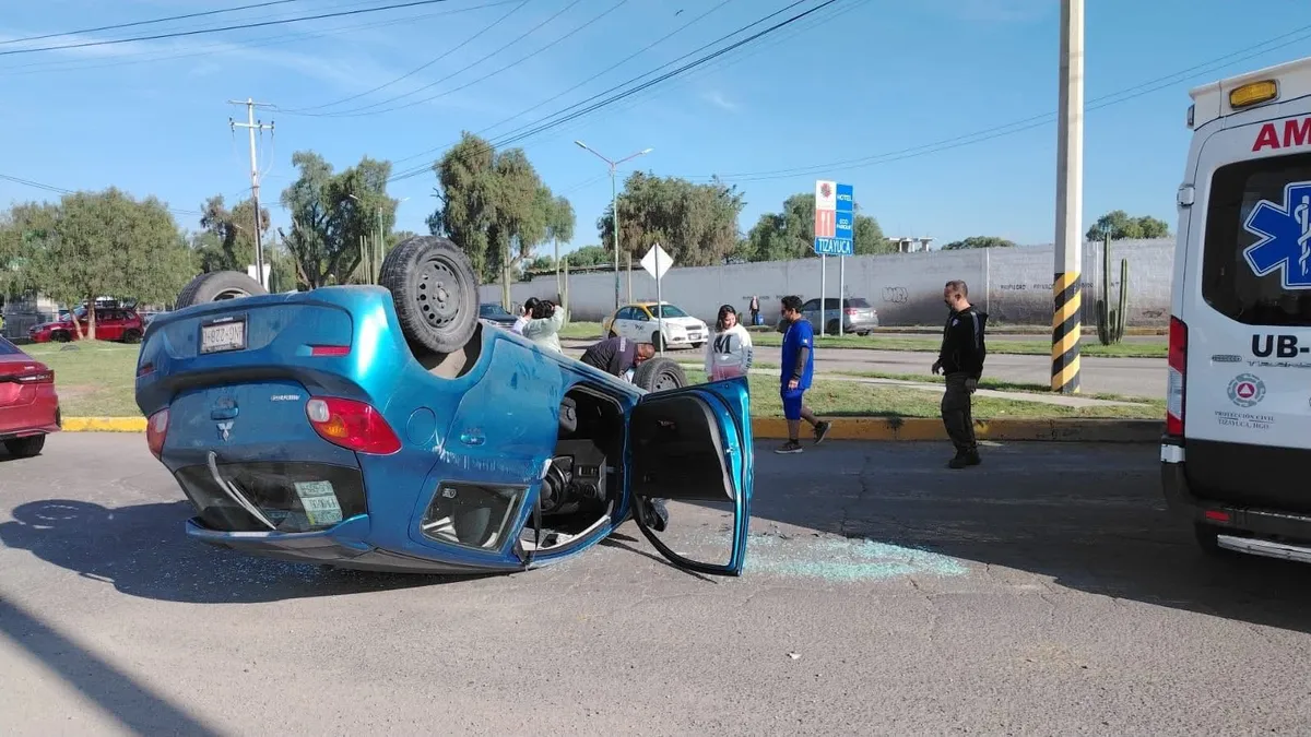 Choque entre dos autos provoca volcadura a la altura de la glorieta del Soldado, en Tizayuca,