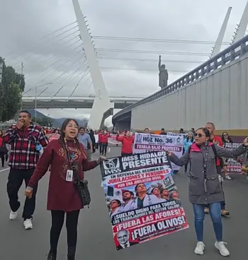 Continúan protestas de trabajadores del IMSS en Pachuca; instalan plantón y marchan