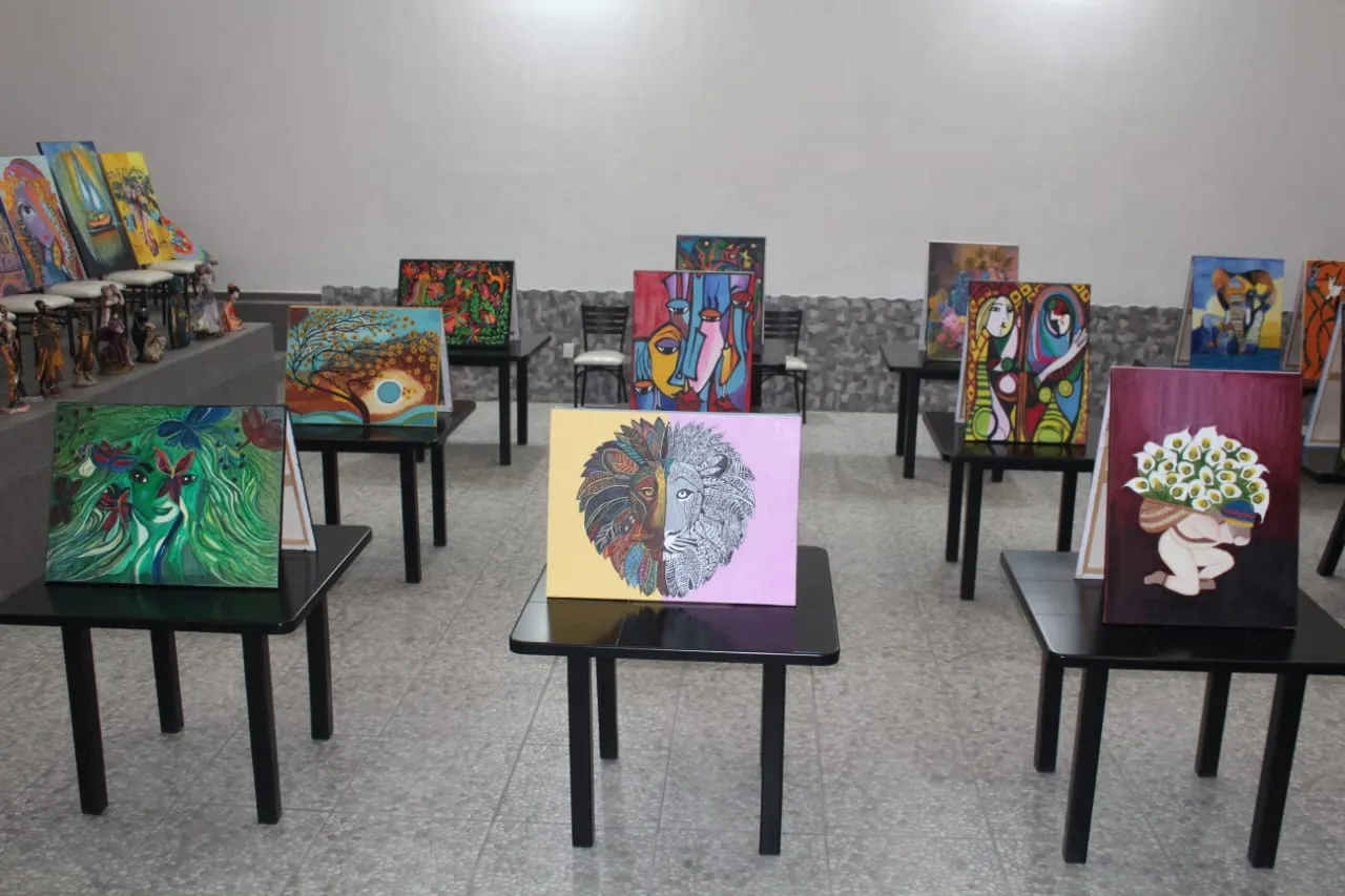 Sorprenden a Consuelito: montan su primera exposición de pintura