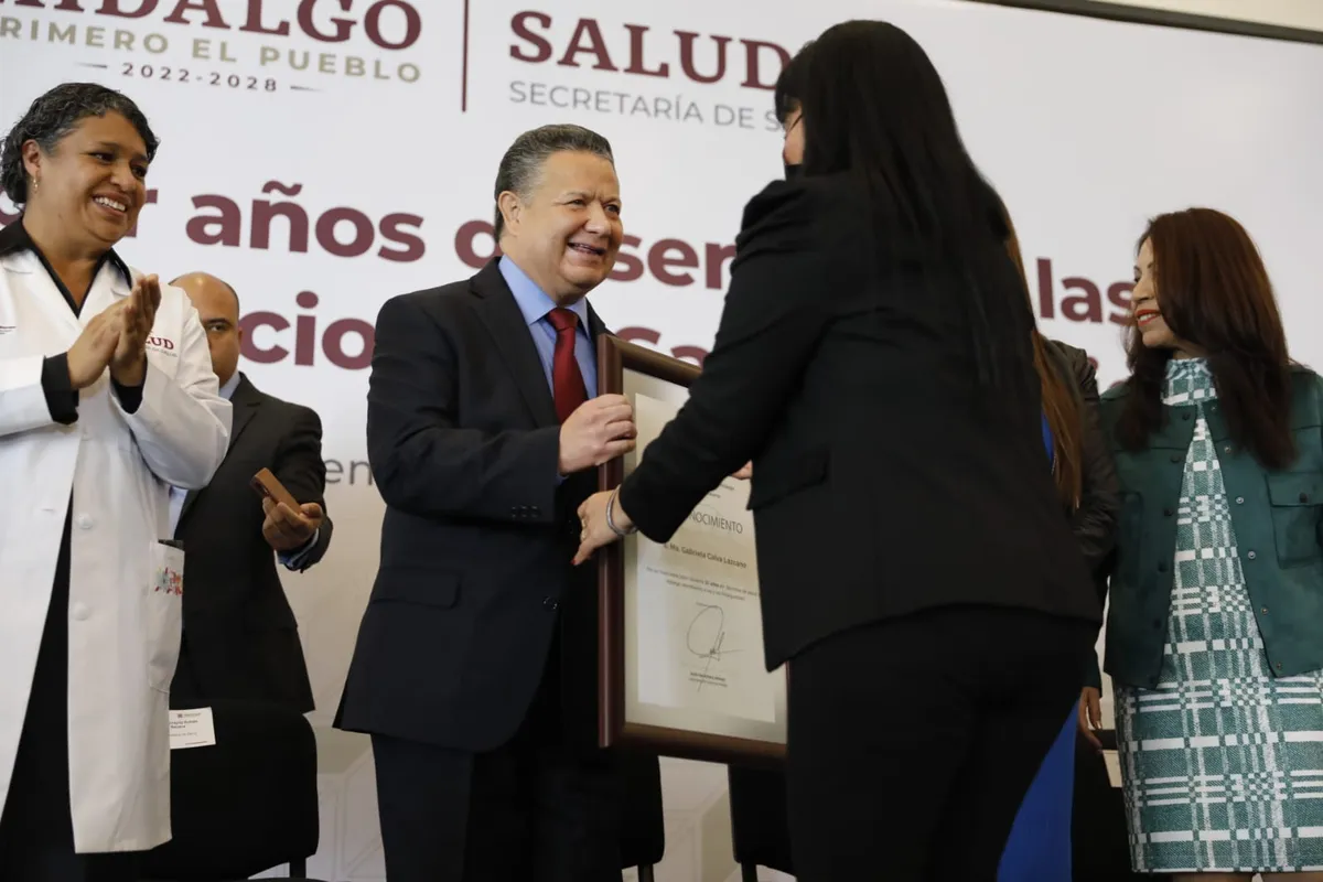 Gobernador de Hidalgo reconoce trayectoria de personal de salud