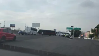 Transportistas se movilizan en la autopista México–Pachuca, en Ecatepec.