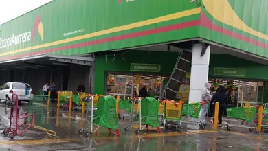 Granizada en Tula de Allende provoca caída de plafones y anegaciones en Bodega Aurrera