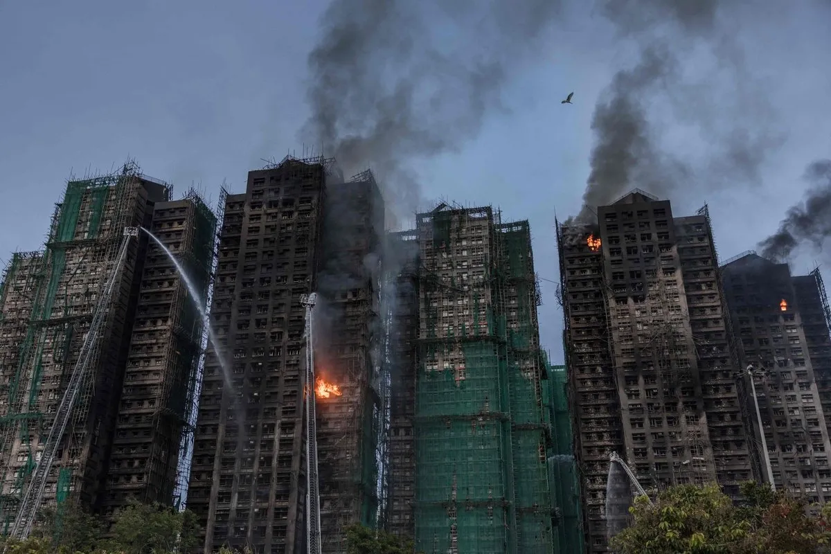 Suben a 75 los muertos por incendio en complejo de departamentos en Hong Kong